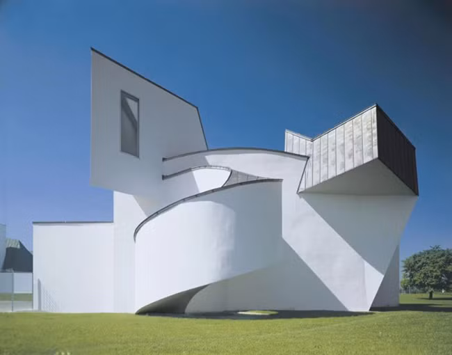 Bảo tàng Thiết kế Vitra Bảo tàng ở Weil am Rhein, Đức, được thiết kế bởi kiến trúc sư nổi tiếng người Mỹ, Frank Gehry. Hình ảnh đặc trưng của bảo tang này là một ngoại thất nổi bật thể hiện phong cách điêu khắc trừu tượng của kiến trúc sư. Bảo tàng chứa một bộ sưu tập lớn của Vitra với gần 20.000 vật thể, từ đồ nội thất đến đổ cổ bằng bạc, và những thiết kế thời trang từ năm 1800 đến hiện tại.