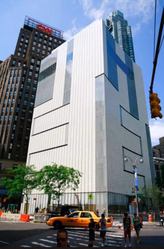 Bảo tàng Nghệ thuật và Thiết kế (MAD) tại New York Bảo tàng được xây dựng theo phong cách hiện đại với cả mặt tiền được bọc bởi một lớp gạch terracotta tráng men và thủy tinh fritted, bảo tàng New York này, được xây dựng từ năm 1956, nằm ở trung tâm Columbus Circle. Bảo tàng chứa đựng các bộ sưu tập về nghề thủ công, nghệ thuật và thiết kế thời trang.