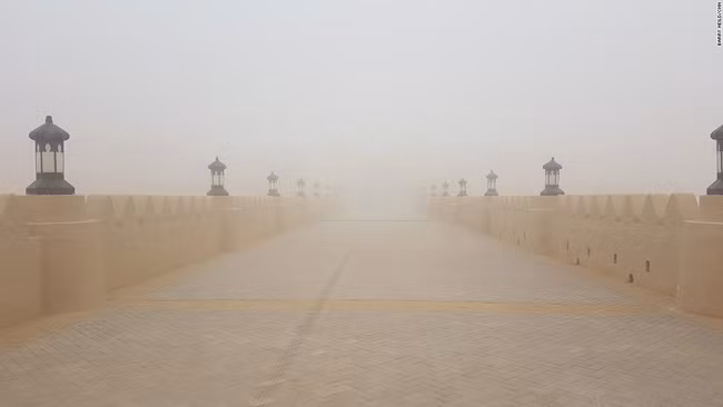 Những đồi cát khổng lồ đôi khi được tắm trong màn sương mù kỳ lạ, nhất là vào buổi sáng mùa đông, một cơ hội thú vị hiếm có để trải nghiệm khám phá những cồn cát trong sự yên tĩnh dị thường.
