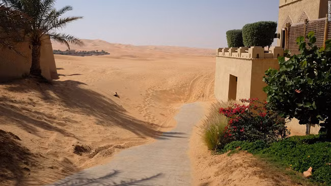 Qasr luôn có máy ủi ở chế độ chờ để dọn sạch khu nghỉ dưỡng sau mỗi trận bão cát. Ngoài ra, họ còn phải tìm cách để không làm tổn hại đến khung cảnh môi trường, điều đã khiến khách sạn này trở nên đặc biệt. Qasr tái sử dụng hầu hết nước của mình và dùng máy bơm tiếp nước từ nơi khác đến, tránh làm cạn kiệt các tầng nước ngầm quý giá của sa mạc.