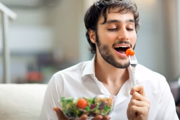 Chế độ ăn kiêng "Em đang ăn kiêng", đàn ông thường xuyên nghe được câu này từ các cô gái. Nhưng nếu một người đàn ông quan tâm tới chế độ ăn kiêng thì chuyện đó lại có vẻ lạ lùng. Tuy nhiên, phái mạnh cũng lo lắng về thân hình của mình và thực phẩm họ ăn. Bất cứ ai đều muốn khỏe mạnh và có thân hình chuẩn, chỉ là nam giới không muốn nói về việc này mà thôi. 
