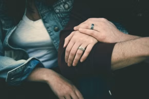 Bạn từng có bao nhiêu cuộc tình trước khi gặp chàng Nếu có nhiều hơn một bạn trai trước khi bạn và chàng gặp nhau, người ấy sẽ có suy nghĩ cạnh tranh với tình cũ của bạn. Ngoài ra, chàng có thể cũng lo ít kinh nghiệm tình trường hơn bạn. Điều quan trọng nhất bạn nên làm là giải thích cho đối phương hiểu, quá khứ là quá khứ và chẳng có gì cần lo lắng. 