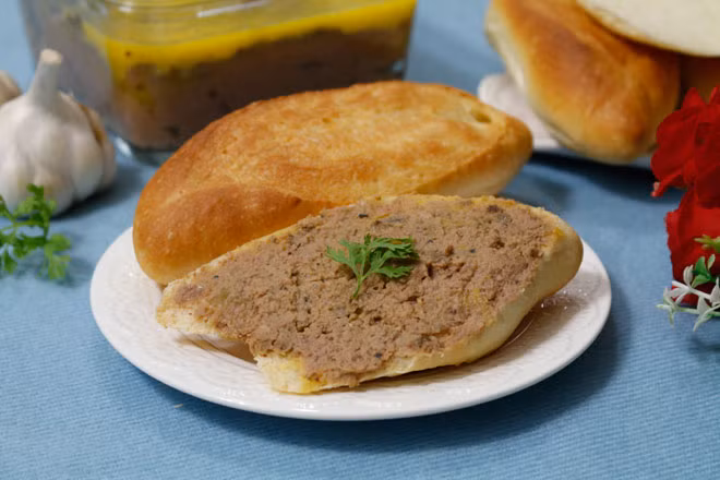 Pate gan gà mềm mịn, thơm lừng ăn một lần là nhớ mãi.