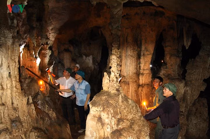 Trong đó phải kể đến các hang động: Tiên Sơn, ở xã Bình Lư, huyện Tam Đường; Thiên Môn, Gia Khâu, ở xã Nậm Loỏng, thành phố Lai Châu.