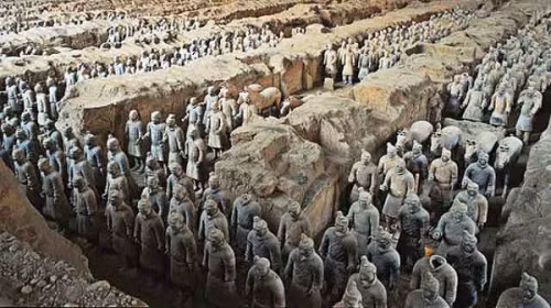 7. Quân đội Terra Cotta Hình ảnh hàng chục người đàn ông bao quanh ngôi mộ cho thấy một khám phá khảo cổ kỳ lạ về những người lính Terra Cotta được chôn cùng Hoàng đế đầu tiên của Trung Quốc, Tần Thủy Hoàng, để bảo vệ ông sau khi chết.