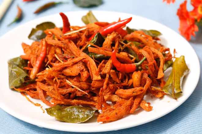 Khô gà lá chanh có vị dai giòn, thơm phức, đậm đà ngon miễn chê.