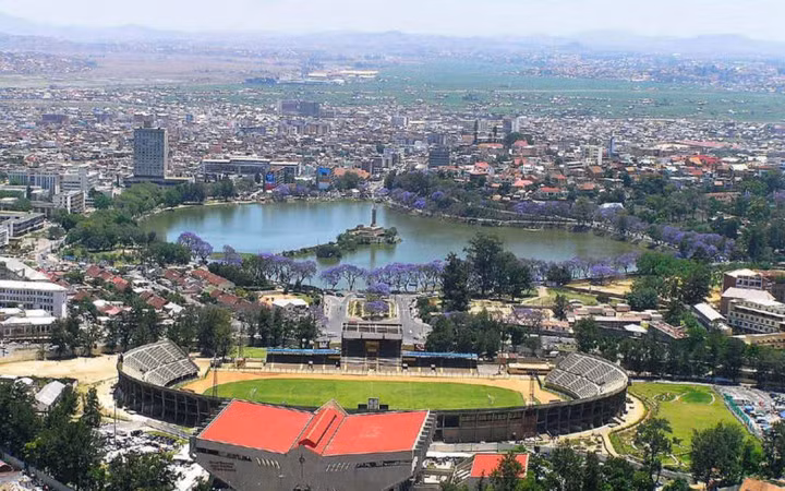 Hầu hết mọi người biết đến Madagascar khi xem bộ phim hoạt hình cùng tên. Rất nhiều người đã nghĩ rằng Madagascar là một nơi hư cấu. Tuy nhiên, đây là một quốc đảo thực sự ở châu Phi. Madagascar được cho là một nơi lý tưởng để thành lập doanh nghiệp, vì mức lương tối thiểu phải trả cho nhân viên ở đây là 0.23 USD/giờ, tức là 490 USD/năm.