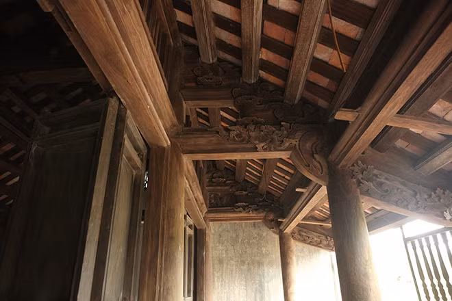 Toàn bộ cột kèo của ngôi nhà Bá Kiến được chạm khắc hình rồng, phượng rất tinh xảo.