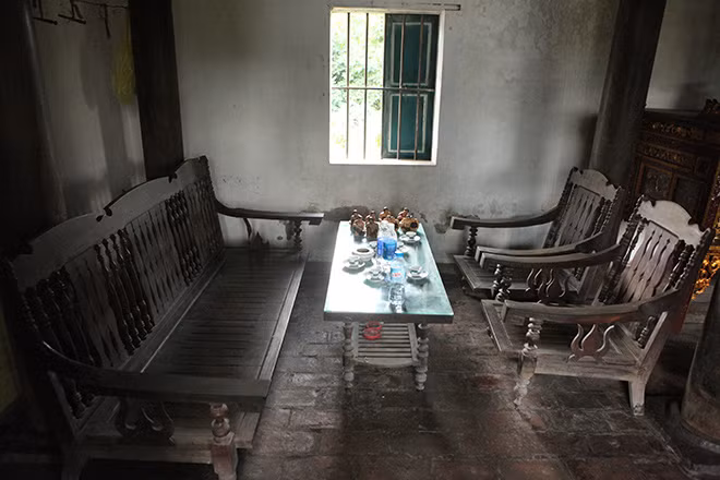 Gạch dùng xây tường và lát nền nhà thì được nung bằng rơm nên dù qua thời gian nhưng bức tường vẫn không hề bong tróc.