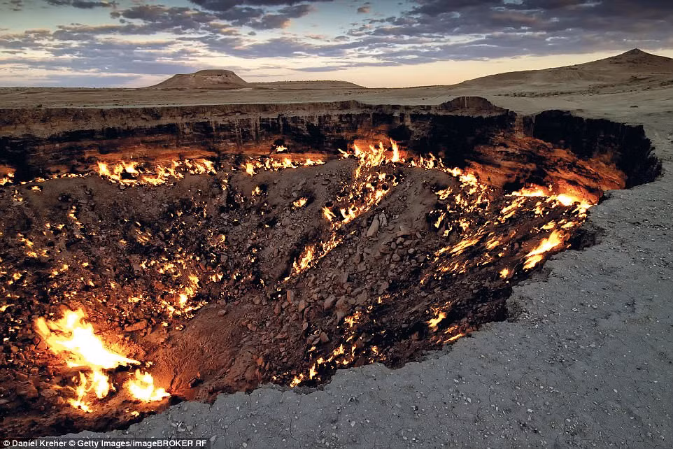 Hố gas Darvaza (Turkmenistan) còn được gọi là “Cổng địa ngục” với những đám lửa cháy suốt ngày đêm. Khung cảnh huyền bí giữa sa mạc mênh mông càng khiến cho kỳ quan thiên nhiên này trở nên ấn tượng, đặc biệt là vào buổi đêm hay bình minh.