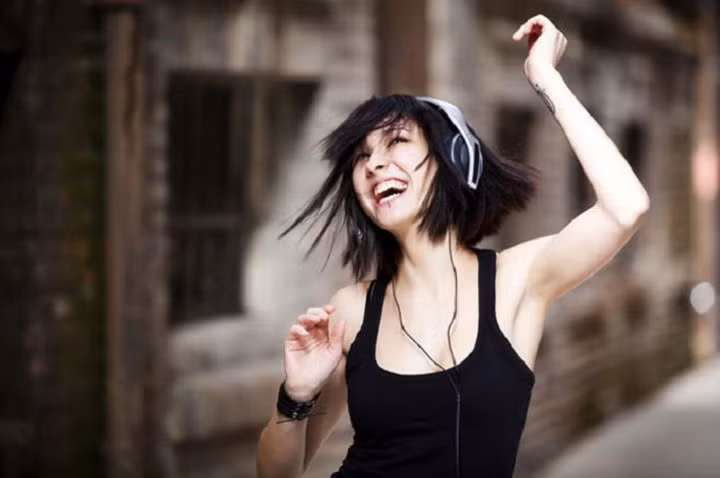 Phụ nữ có thể phát hiện ra những âm thanh cao tần tốt hơn đàn ông. (Ảnh: Trends and Health)