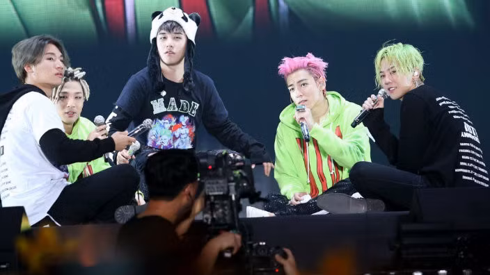 Nhưng cũng chính Big Bang là nhóm nhạc nam dính nhiều bê bối đời tư nhất Kpop. Họ từng phải trả giá bằng sự chỉ trích, quay lưng của người hâm mộ, đồng thời ngừng hoạt động một thời gian dài để xem xét lại hành vi của mình. Nhưng rồi, khi trở lại cùng những sản phẩm âm nhạc chất lượng, Big Bang nhanh chóng lấy lại lòng tin của mình với công chúng. Tuy nhiên, như một "giọt nước làm tràn ly", thông tin T.O.P hút cần sa được đăng tải trên các phương tiện truyền thông cách đây ít giờ một lần nữa khiến công chúng thất vọng, thậm chí, mất hoàn toàn niềm tin về các chàng trai. Ảnh: Hellokpop.
