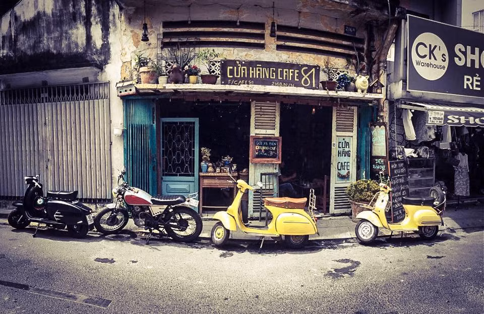 5. Cửa hàng Cafe 81: Đây là điểm tới quen thuộc của nhiều bạn trẻ mê xe, chụp ảnh và thích mèo ở trên đường Nguyễn Văn Nguyễn.