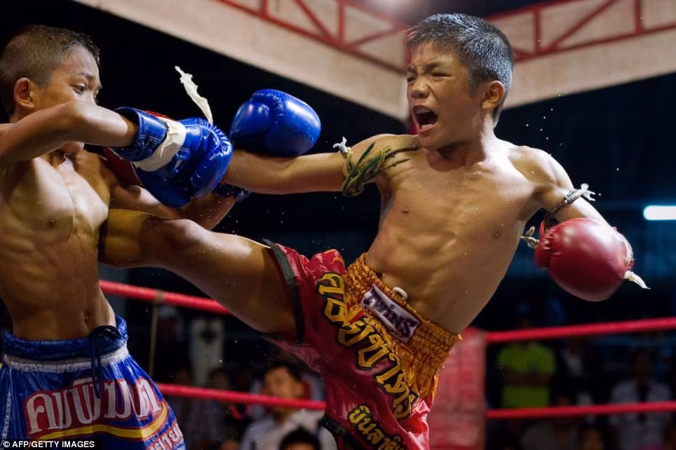 Bi an goc khuat dam mau phia sau mon vo Muay Thai