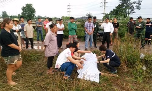 Tuong gap may, chang trai chet tham khi lay goi tien tren cot dien