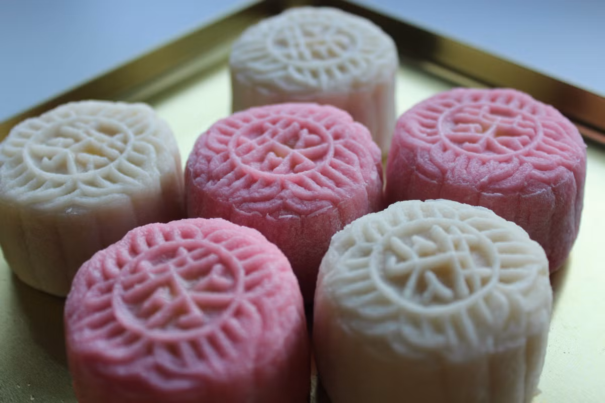 Bánh Strawberry Yoghurt and Crunchy White Chocolate Pearl của Khách sạn Raffles Nhiều năm qua, Khách sạn Raffles được biết đến là nơi luôn cho ra đời loại bánh trung thu đậm đà bản sắc dân tộc, được nhiều người yêu thích. Thậm chí bánh trung Champagne Truffle and Ganache còn được cho là một trong những biểu tượng của khách sạn. Thế nhưng năm nay, khách sạn này đã bất ngờ cho ra một loại bánh mới mang tên Strawberry Yoghurt and Crunchy White Chocolate Pearl để kỉ niệm 130 năm ngày thành lập khách sạn. Vẫn theo truyền thống khơi gợi tinh thần quốc gia, loại bánh mới nhắc nhớ người dân Singapore về những chiếc kẹo socola sữa dâu yêu thích trong những ngày thơ ấu của họ.