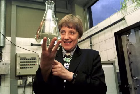 Ít người biết rằng là một tiến sỹ hóa học lượng tử, bà Angela Merkel từng là người phụ nữ duy nhất ở mảng hóa học lý thuyết tại Viện Khoa học Đông Đức. Nhiều người cho rằng thành công trong sự nghiệp chính trị của bà xuất phát từ cách tiếp cận khoa học. Ảnh: Bà Merkel trên cương vị Bộ trưởng Bộ Môi trường và An toàn lò phản ứng hạt nhân thăm một trạm điều khiển nước ở Bad Honnef ngày 12-1-1995.