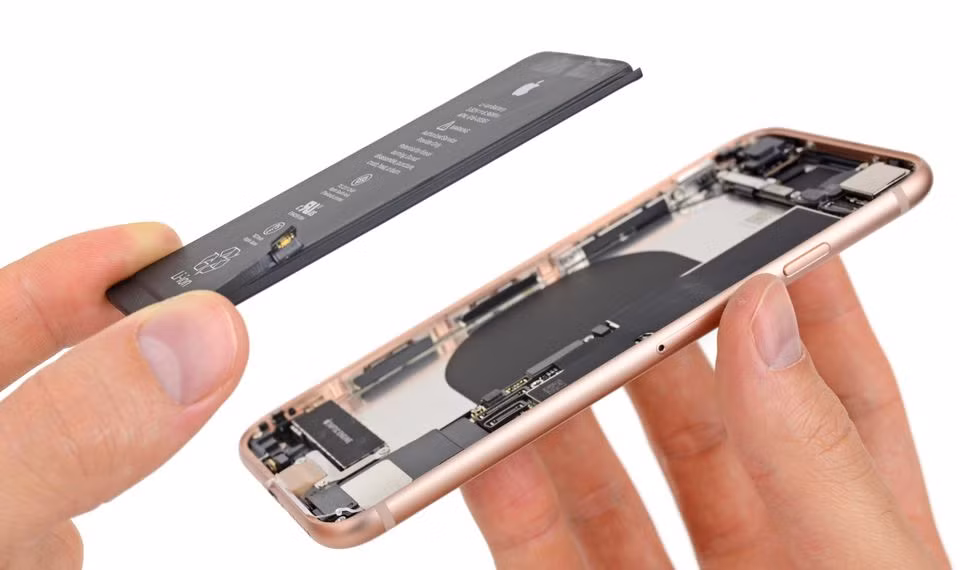 Nhung bi mat dong troi khi “mo bung” iPhone 8