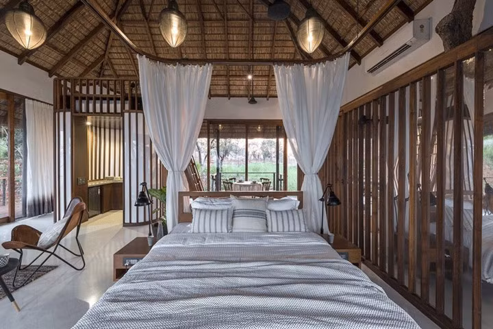 Một nơi nghỉ khác của căn nhà, khu vực này được ngăn cách bằng những tấm rèm trắng.
