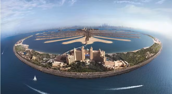 Trò chơi đáng sợ này nằm trong một tổ hợp khách sạn 5 sao Atlantic tại đảo cọ Jumeirah. Khách sạn đẹp nhất Dubai này thu hút nhiều du khách không chỉ đến ở mà còn đến tham quan thủy cung khổng lồ bên trong.