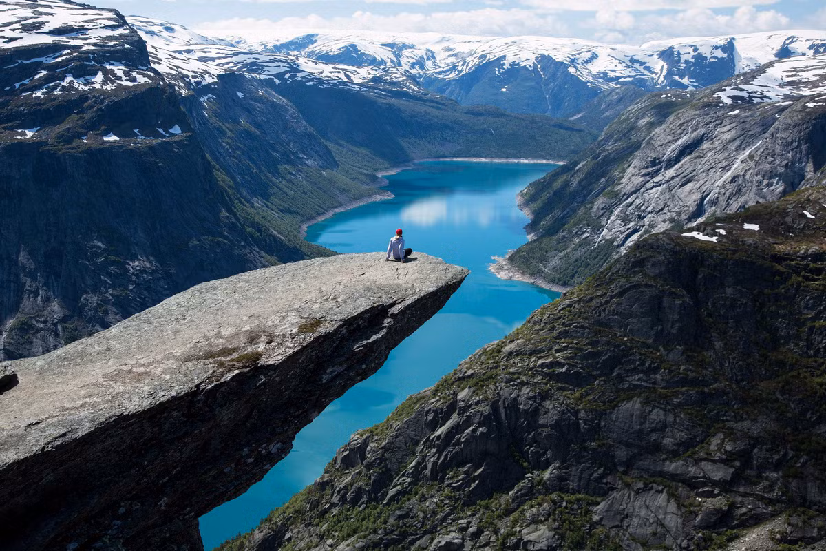 Na Uy Na Uy là vùng đất của sông băng, núi non, Bắc Cực quang và vịnh biển. Trong đó, vịnh Geirangerfjord và Nærøyfjord được xếp hàng đẹp nhất thế giới, với những vách đá dựng đứng và rừng rậm trù phú. Bạn có thể leo lên mỏm đá Trolltunga nổi tiếng ở Hardangerfjord. Từ độ cao hơn 700 m, du khách sẽ nhìn xuống toàn cảnh hồ Ringedalsvatnet. Ảnh: Telegraph.