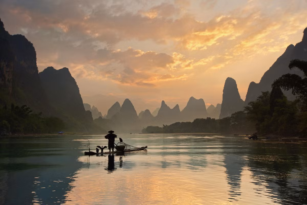 Trung Quốc Là đất nước rộng thứ 4 thế giới, Trung Quốc có vô số cảnh quan thu hút du khách. Khu thắng cảnh Vũ Lăng Nguyên nổi tiếng, trong đó có rừng quốc gia Trương Gia Giới, nổi tiếng với vẻ đẹp như chốn thần tiên. Sông Quế Giang có những ngư dân còn đánh bắt cá theo phương pháp cổ xưa. Đồng cải vàng ở La Bình đem lại phông nền hoàn hảo cho những bức ảnh của du khách. Ảnh: Departures.
