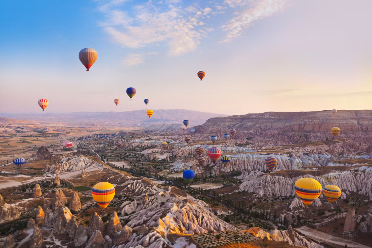 Thổ Nhĩ Kỳ Một trong những điểm đến nổi tiếng của Thổ Nhĩ Kỳ là Cappadocia với những cột đá có hình dạng lạ lùng. Bạn nên đi khinh khí cầu để chiêm ngưỡng khung cảnh nơi đây trong ánh bình minh hoặc hoàng hôn. Ngoài ra, du khách có thể ghé thăm dãy Kackar với những đồng cỏ đầy hoa, hay khu suốt nước nóng bậc thang Pamukkale. Khu bờ biển Turquoise chào đón du khách với những bãi biển đẹp như tranh vẽ và khí hậu dễ chịu của vùng Địa Trung Hải. Ảnh: Sohu.