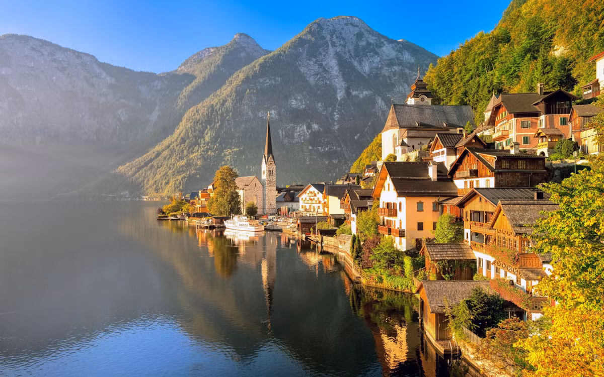 Áo Du khách có thể ghé thăm những đồng hoa dại bừng nở, ngôi làng Hallstatt xinh đẹp bên bờ hồ. Khu vực núi Alps thu hút du khách từ khắp nơi trên thế giới, với nhiều hoạt động như trượt tuyết, leo núi hay thăm hang băng Eisriesenwelt Werfen. Nếu còn thời gian, bạn nên khám phá Công viên quốc gia Hohe Tauern, nơi có những dãy núi tuyết phủ và các ngọn đồi xanh thoai thoải. Ảnh: Travel and Destinations.