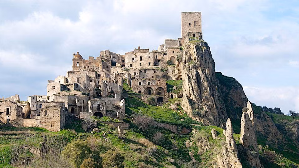Craco, Italy: Craco là thị trấn thuộc vùng Basilicata miền nam Italy. Thị trấn cổ bị bỏ hoang do thiên tai. Rất nhiều trận lở đất cũng như lũ lụt đã xảy ra ở đây và cuối cùng, thị trấn đã bị bỏ hoang sau trận động đất vào năm 1980. Hiện tại, Craco là điểm du lịch và quay phim nổi tiếng. Nhiều bộ phim và chương trình truyền hình đã ghi hình tại đây, trong đó có Quantum of Solace và The Passion of the Christ. Ảnh: Urbanghostsmedia.