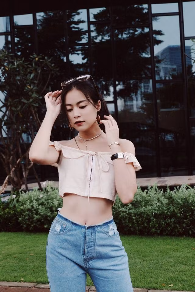 Chiếc vòng tay này của Hoàng Thùy Linh cũng có giá không dưới 100 triệu đồng.