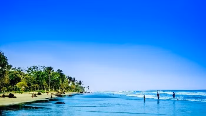 Kuakata Kuakata là một ngôi làng nhỏ nằm trên bãi biển Kuakata và là địa điểm danh lam thắng cảnh hiếm trên mũi cực nam của Bangladesh. Kuakata sở hữu vẻ đẹp thơ mộng hiếm có với bãi cát trắng, dòng nước trong xanh và cây cối xanh tươi. Du khách đến đây có cơ hội bơi lội, tắm nắng, thưởng thức đặc sản địa phương, ghé thăm chùa Misripara Seema Buddha Bihar hay trải nghiệm cuộc sống của ngư dân người Rakhains.