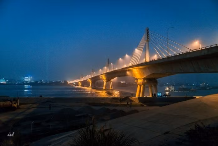 Chittagong Chittagong là thành phố lớn thứ hai của Bangladesh và là cảng biển nhộn nhịp. Thành phố cảng xinh đẹp sở hữu những ngọn đồi xanh, rừng và bãi biển cát rộng. Ghé thăm Chittagong, bạn hãy dành thời gian đến với các điểm du lịch tiêu biểu như nhà thờ Hồi giáo Aulias, đền Baizid Bostam, biển Patenga, hồ Foy...