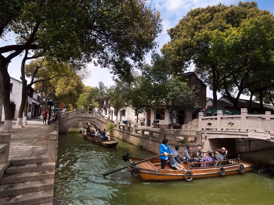 Đồng Lý, Giang Tô: Đồng Lý là thị trấn nhỏ gần Châu Chang, được ca ngợi là đẹp như tranh vẽ. Thị trấn được tạo thành từ 7 hòn đảo, kết nối bằng 49 cây cầu. Nơi đây có các công trình kiến trúc từ thời nhà Minh và nhà Thanh, được giữ gìn khá nguyên vẹn. Du khách đến Đồng Lý có thể thuê một chiếc thuyền gỗ truyền thống để du ngoạn trên sông và chiêm ngưỡng vẻ đẹp của thị trấn. Ảnh: Shutterstock/Tappasan Phurisamrit.