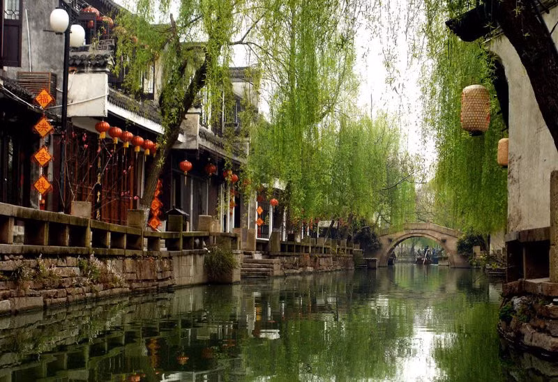 Châu Trang, Giang Tô: Còn được gọi là "Venice của phương Đông", Châu Trang nằm cách Tô Châu 30 km về phía đông nam. Điểm đến tuyệt đẹp ở Trung Quốc này có không gian yên tĩnh và bình dị, với những con phố xinh xắn, cầu đá hay thuyền gỗ đi lại trên mặt sông. Thị trấn 900 năm tuổi này còn nổi tiếng với những kiến trúc nhà ở hay đền chùa cổ kính. Ảnh: Linkedin.