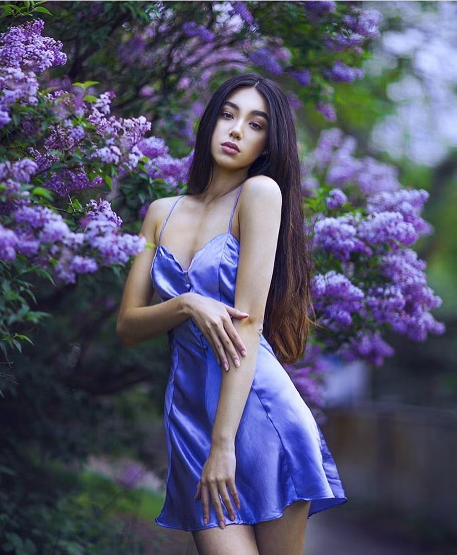  Diana Lại là người mẫu có tiếng tại Canada, sở hữu trong mình dòng máu lai Việt và Ukraina thế nên cô có vẻ đẹp mỏng manh nhưng vẫn đầy gợi cảm. Sở hữu chiều cao 1m78 cùng số đo ba vòng bốc lửa cô là nàng thơ của rất nhiều nhà thiết kế tại xứ sở lá phong.