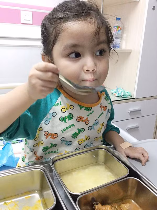 Theo chia sẻ của chị gái của My thì cô bé rất thích nói tiếng Anh. Từ lúc đi học mẫu giáo tại trường song ngữ, My đã thiên về ngoại ngữ, lúc bi bô tập nói cho đến năm cô bé 2 tuổi, các thành viên trong gia đình khá bất ngờ khi bé chỉ thích dùng tiếng Anh để trò chuyện. Hơn 1 năm trở lại đây, bé mới bắt đầu học nói thêm tiếng Việt.