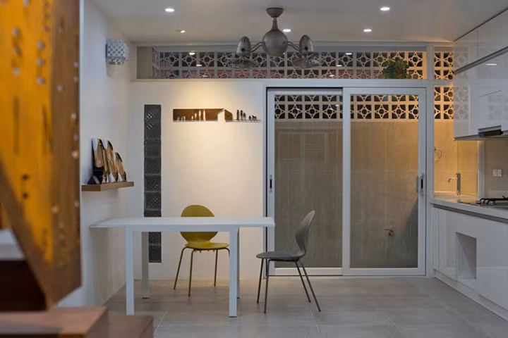Bàn ăn được đặt ngay trong căn bếp hiện đại.