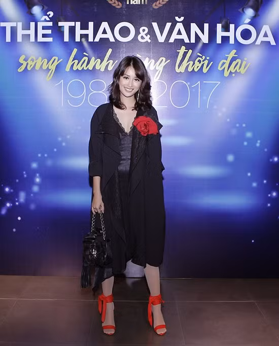 MC Quỳnh Chi tự dìm hàng mình bằng bộ cánh màu đen rườm rà, đi kèm với đôi Sandal lạc tông làm mất đi vẻ đẹp tự nhiên vốn có của người đẹp.