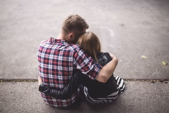 Giúp đỡ người khác. "Hạnh phúc được tìm thấy trong việc giúp đỡ người khác. "Việc cho đi thực sự tốt hơn việc tiếp nhận, và nghiên cứu khoa học đã ủng hộ quan niệm rằng làm những việc tốt cho người khác có thể dẫn đến hạnh phúc lâu dài".
