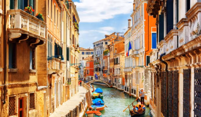 Venice, Italia Thành phố Venice dần chìm trong nước và lượng du khách đông đúc tới đây hằng năm chắc chắn không cứu vãn được tình hình. Lúc cao điểm, thành phố đón khoảng 80.000 du khách/ngày, khiến nơi đây trở nên quá tải. Phần lớn du khách được đưa tới thành phố bằng tàu du lịch, gây hư hại cho các con kênh và khu vực phố cổ.