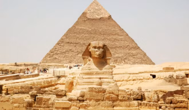 Kim tự tháp, Ai Cập Trong số 7 kỳ quan cổ đại của thế giới, kim tự tháp Giza là công trình duy nhất còn tồn tại đến ngày nay. Nhưng với tốc độ hư hại như hiên nay, quần thể kim tự tháp ở Ai Cập có nguy cơ biến mất vĩnh viễn. Lượng du khách đông đúc trong nhiều thập kỷ đã gây ra những hư hại không thể khắc phục cho các công trình cổ.