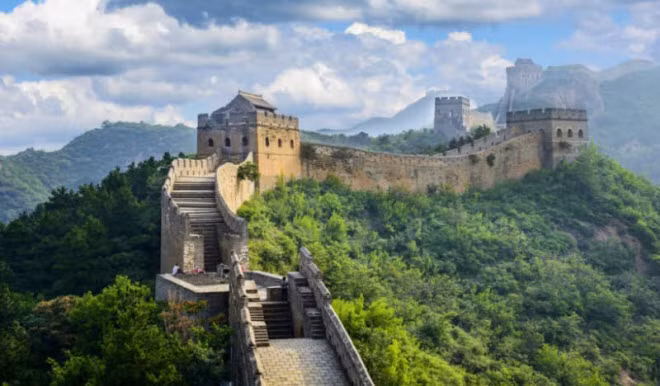 Vạn Lý Trường Thành, Trung Quốc Vạn Lý Trường thành có chiều dài hơn 8.000 km, nhưng cho tới nay 2/3 chiều dài công trình đã bị phá hủy. Nguyên nhân chủ yếu là do hàng nghìn du khách đi bộ, phá hoại và sơn vẽ trên tường thành mỗi năm. Sự ăn mòn tự nhiên cũng là lý do khiến công trình này đối mặt với nguy cơ biến mất.