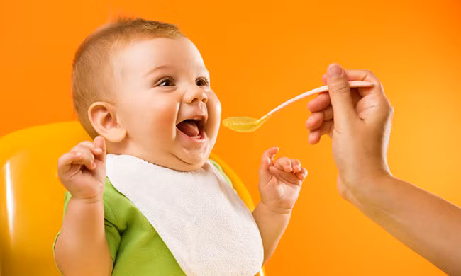 Khi sử dụng kháng sinh, hệ vi khuẩn có lợi trong ruột sẽ bị tiêu diệt. Trẻ sẽ có triệu chứng đi ngoài nhiều lần, không sốt và không đau bụng. Hệ vi sinh bị mất cân bằng sẽ dẫn tới chứng rối loạn tiêu hóa: thức ăn không được tiêu hóa đầy đủ (phân sống hoặc rối loạn quá trình hấp thu dinh dưỡng…), loạn khuẩn đường tiêu hóa (tiêu chảy…). Nếu trẻ bị rối loạn tiêu hóa thể nhẹ thì vẫn có thể tiếp tục dùng kháng sinh kèm theo sử dụng men vi sinh để bổ sung lợi khuẩn.
