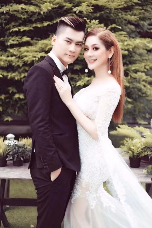 Vợ chồng Lâm Khánh Chi đang hoàn tất những khâu cuối cùng cho đám cưới.