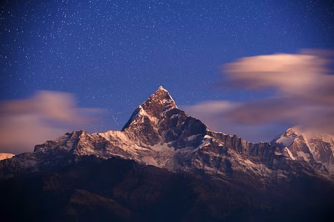Sarangkot - Nepal: Với hồ nước trong vắt và đỉnh núi hùng vĩ, bầu trời Pokhara như được sinh ra để phản chiếu cảnh hoàng hôn tuyệt đẹp. Hãy đến Sarangkot theo sườn núi phía trên Phewa Tal để chiêm ngưỡng màn trình diễn ánh sáng của đêm tối trên núi Machhapuchhare và dãy Annapurna.