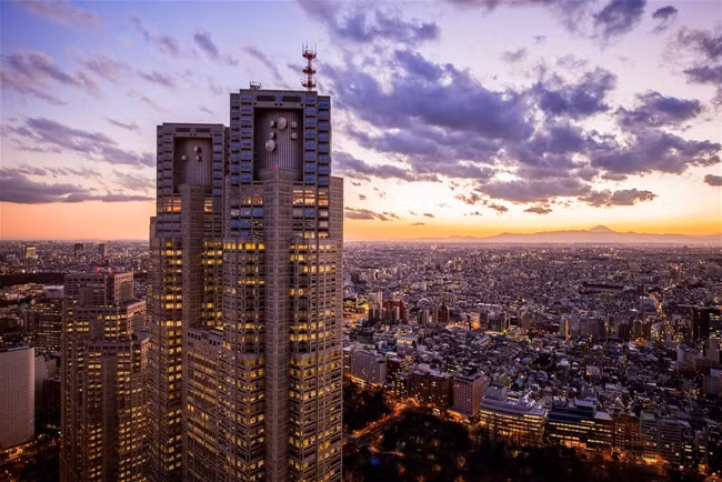 Tòa nhà Chính phủ Thành phố Tokyo - Nhật Bản: Cảnh mặt trời lặn phủ xuống các khu đô thị hiện đại nên được ngắm nhìn từ trên cao, thử thách nhất là phải tìm ra một địa điểm không tốn phí vào. Tầng 45 Toà nhà Chính phủ Thành phố Tokyo chính là vị trí hoàn hảo ấy.