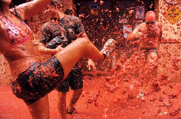 Lễ hội La Tomatina (lễ hội cà chua) – Tây Ban Nha. Lễ hội Cà chua thu hút hàng ngàn người từ khắp nơi tham gia vào "đại chiến đồ ăn" lớn nhất thế giới. Hàng ngàn tấn cà chua được sử dụng để mọi người ném nhau trong lễ hội, biến con phố nhỏ ở Bunol thành những "dòng sông đỏ".
