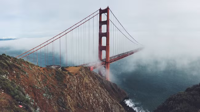 Cầu Cổng Vàng (San Francisco, Mỹ): Với màu sơn đỏ cam cùng thiết kế tinh tế hòa hợp với cảnh quan kỳ vĩ xung quanh, Cầu Cổng Vàng Golden Gate, trải dài 1.280 mét dọc theo Vịnh San Francisco, là ứng cử viên kinh điển xứng đáng đoạt huy chương vàng trong mọi cuộc thi về cầu.