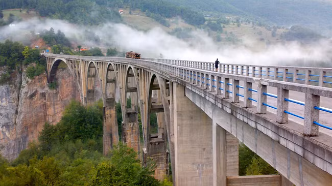 Cầu Đurđevića Tara (Žabljak, Montenegro): Không hài lòng với công trình cầu treo từng là lớn nhất châu Âu, người dân Montenegro quyết định xây dựng thêm đường trượt zipline ngay bên cạnh nó, để những du khách ưa mạo hiểm có thể trải nghiệm bay lượn ngắm toàn cảnh như chim.