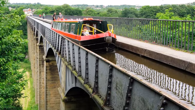 Cầu dẫn nước Pontcysyllte (Wrexham, Wales): Lướt trên những xà lan nhỏ dọc trên kênh dẫn nước của cây cầu Ponycysyllte kéo dài 307m phía bắc xứ Wales từ lâu đã là truyền thống của những gia đình dịp nghỉ cuối tuần và cả của những du khách. Không gì thú vị hơn được đi thuyền ở độ cao 38m ngắm toàn cảnh vùng nông thôn xứ Welsh.